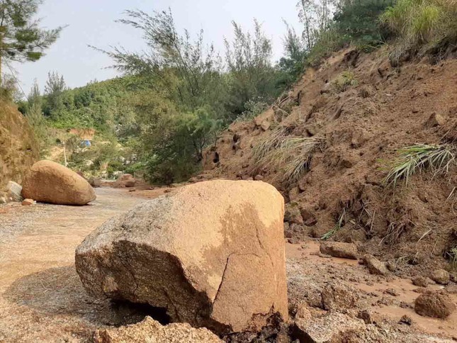 Sạt lở núi, di dời khẩn cấp hơn 300 người dân ảnh 3