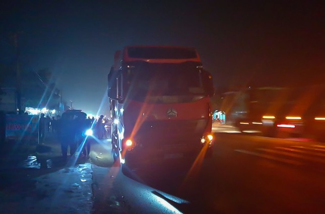 Qua đường, bé trai 3 tuổi bị xe đầu kéo đâm tử vong ảnh 1