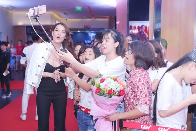 Fan quây Minh Hằng tại Hà Nội ảnh 5