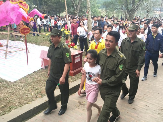 Khai hội Gióng không còn cảnh tranh cướp lộc ảnh 5