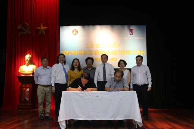 Chưa bao giờ văn học cần thiết như lúc này ảnh 1