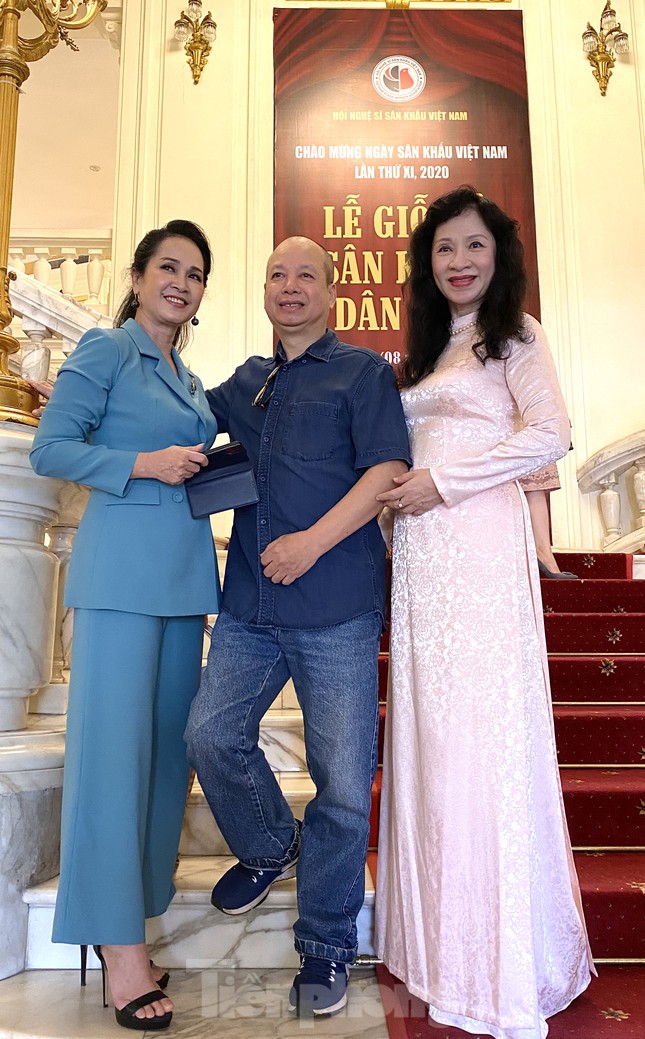 Nghệ sĩ hội ngộ Ngày giỗ tổ nghề sân khấu, NSND Tự Long hát chèo trình tổ ảnh 2
