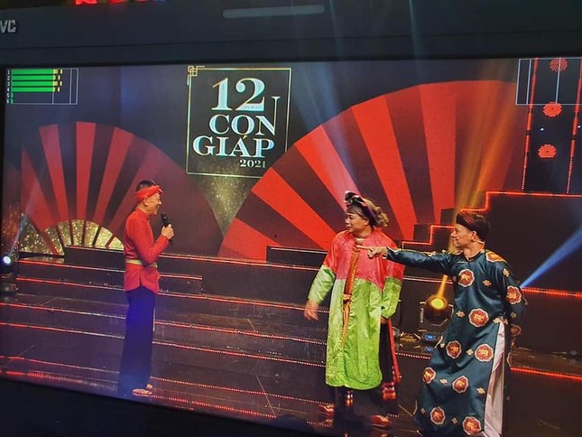 Nhà báo Lại Văn Sâm bất ngờ hoá hề chèo trong ‘12 con giáp’ ảnh 1