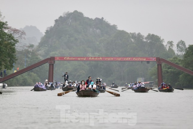 Khoảng hơn vạn người trẩy hội chùa Hương ngày đầu mở cửa ảnh 1