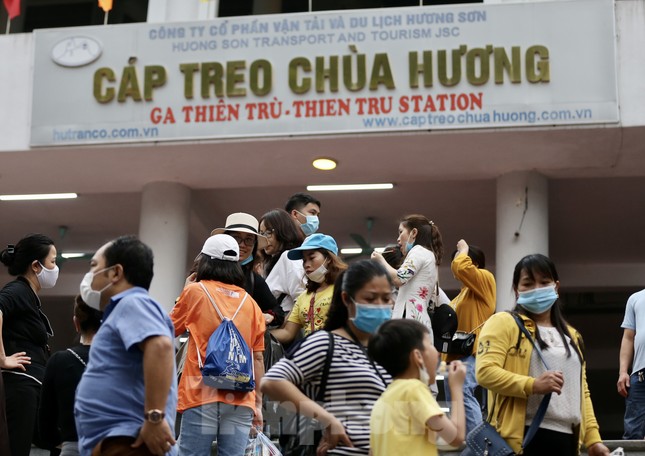 Khoảng hơn vạn người trẩy hội chùa Hương ngày đầu mở cửa ảnh 7