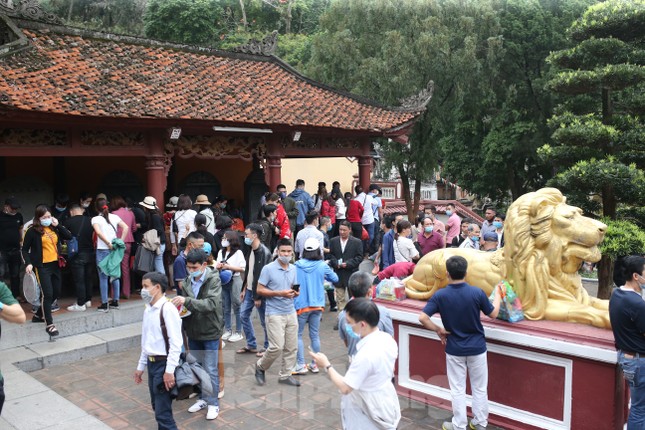 Khoảng hơn vạn người trẩy hội chùa Hương ngày đầu mở cửa ảnh 8