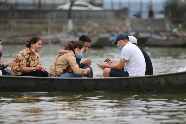 Khoảng hơn vạn người trẩy hội chùa Hương ngày đầu mở cửa ảnh 3