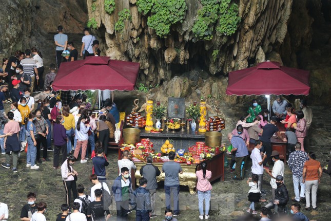 Khoảng hơn vạn người trẩy hội chùa Hương ngày đầu mở cửa ảnh 10