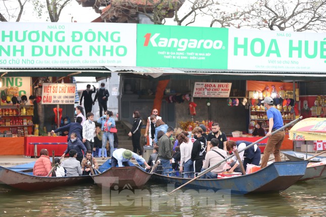 Khoảng hơn vạn người trẩy hội chùa Hương ngày đầu mở cửa ảnh 4