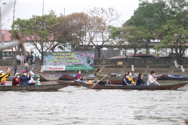 Khoảng hơn vạn người trẩy hội chùa Hương ngày đầu mở cửa ảnh 2