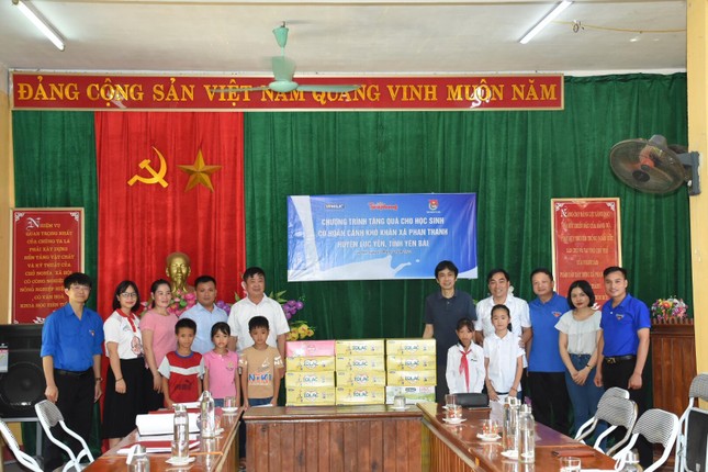 Báo Tiền Phong và VPMilk tặng quà cho học sinh dân tộc thiểu số ở Yên Bái ảnh 2