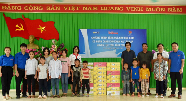 Báo Tiền Phong và VPMilk tặng quà cho học sinh dân tộc thiểu số ở Yên Bái ảnh 4