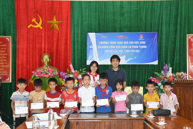 Báo Tiền Phong và VPMilk tặng quà cho học sinh dân tộc thiểu số ở Yên Bái ảnh 1