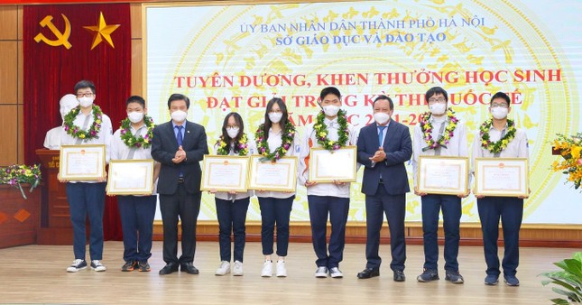 Hà Nội tuyên dương học sinh đạt giải cao các kỳ thi Olympic quốc tế ảnh 2