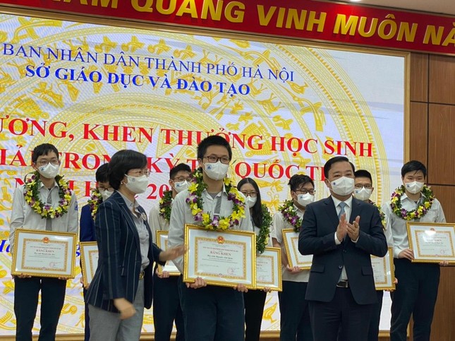 Hà Nội tuyên dương học sinh đạt giải cao các kỳ thi Olympic quốc tế ảnh 4