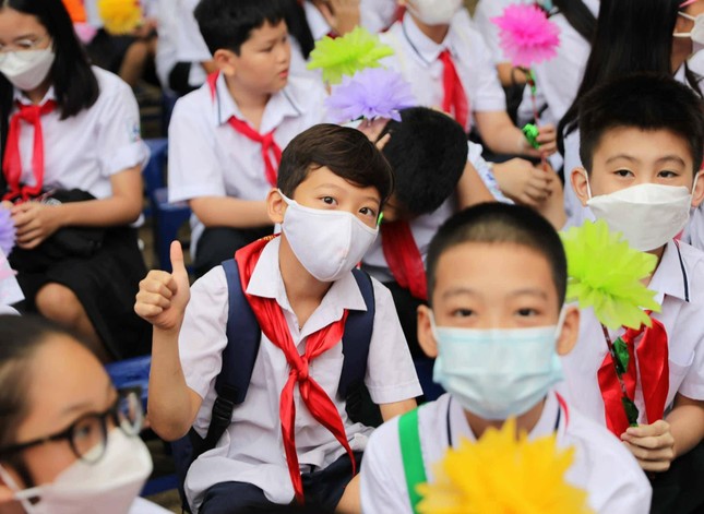 Phụ huynh choáng váng vì phụ phí nhiều hơn học phí ảnh 1