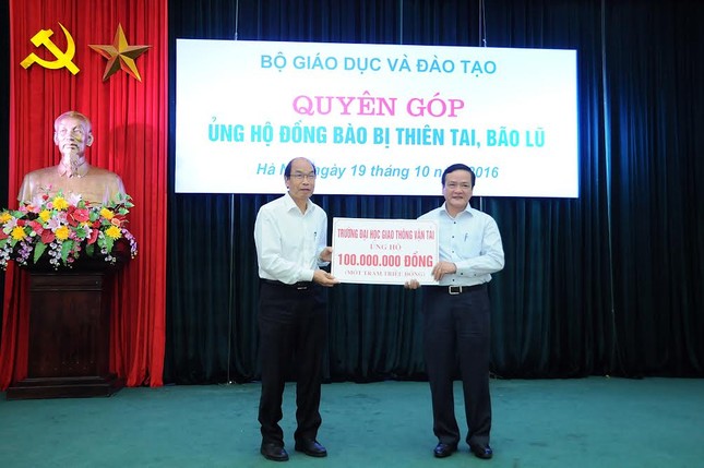Bộ Giáo dục quyên góp hơn 750 triệu đồng ủng hộ miền Trung ảnh 2