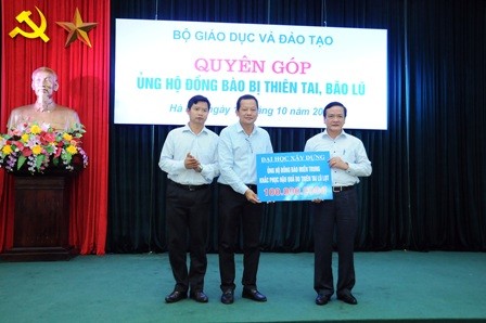 Bộ Giáo dục quyên góp hơn 750 triệu đồng ủng hộ miền Trung ảnh 1