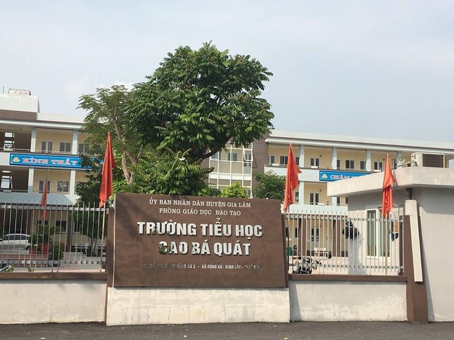 Vừa nhập học, cả trăm học sinh nhận thông báo chuyển trường mới ảnh 2