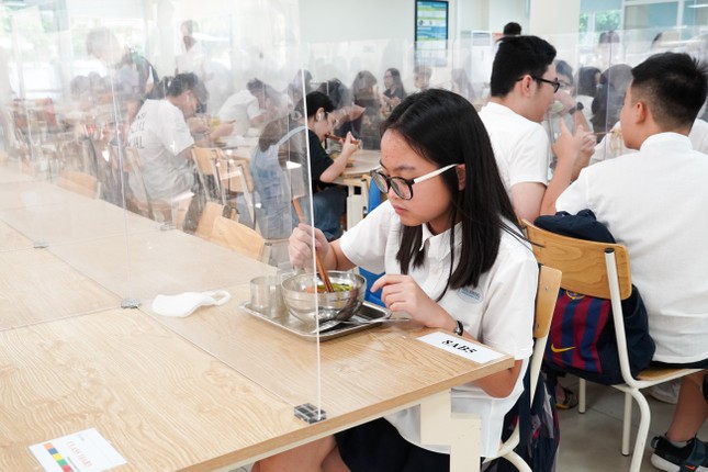 Học sinh đến trường được ăn bán trú ra sao? ảnh 14