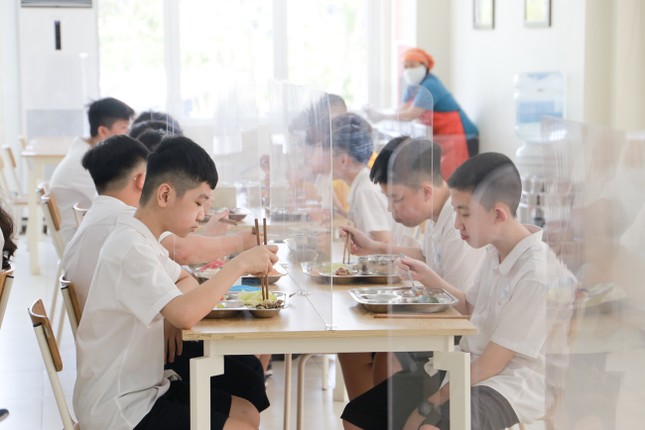 Học sinh đến trường được ăn bán trú ra sao? ảnh 13