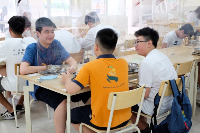 Học sinh đến trường được ăn bán trú ra sao? ảnh 15