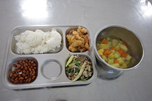 Học sinh đến trường được ăn bán trú ra sao? ảnh 1