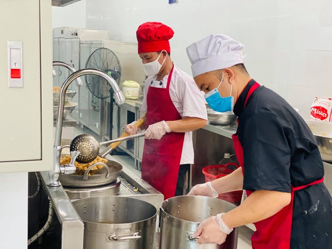Học sinh đến trường được ăn bán trú ra sao? ảnh 2