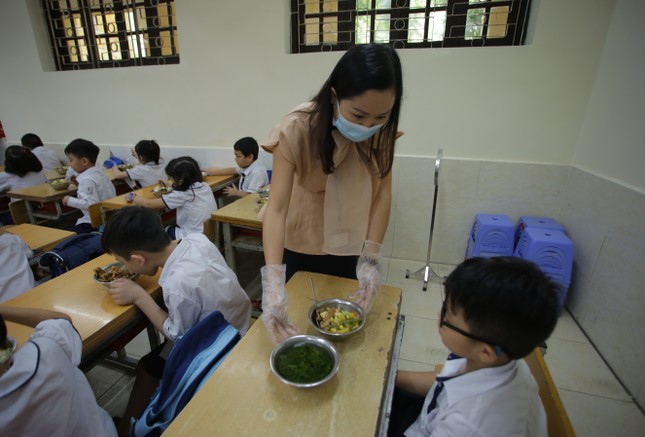 Học sinh đến trường được ăn bán trú ra sao? ảnh 10