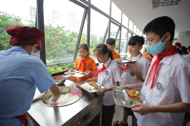 Học sinh đến trường được ăn bán trú ra sao? ảnh 9