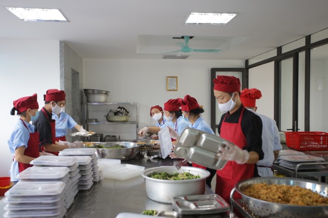 Học sinh đến trường được ăn bán trú ra sao? ảnh 5