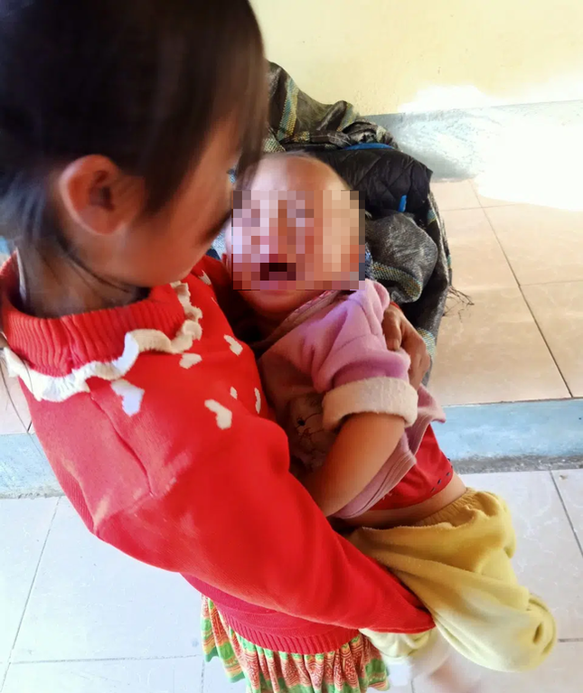Nghẹn lòng cảnh trò lớp 4 cõng em tới lớp học bài ảnh 2