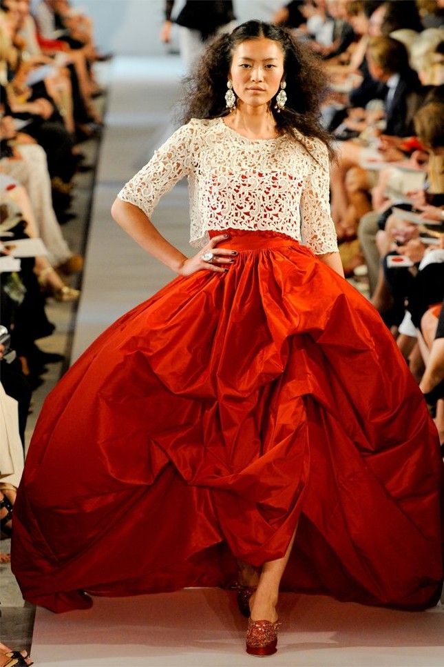 Diện đầm Oscar de la Renta lộng lẫy mùa lễ hội ảnh 1