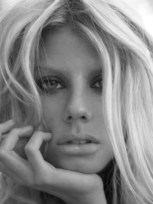 Charlotte McKinney hoang dã, trễ nải trong bộ ảnh đen trắng ảnh 6