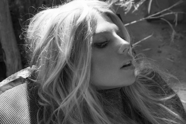 Charlotte McKinney hoang dã, trễ nải trong bộ ảnh đen trắng ảnh 9