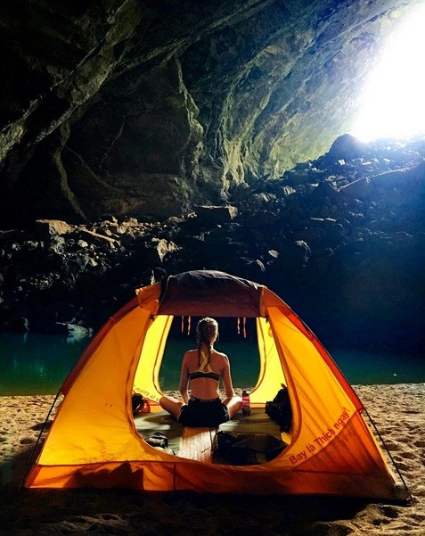 ‘Thiên thần’ Josephine Skriver và bạn trai khoe ảnh du ngoạn ở hang Sơn Đoòng ảnh 2
