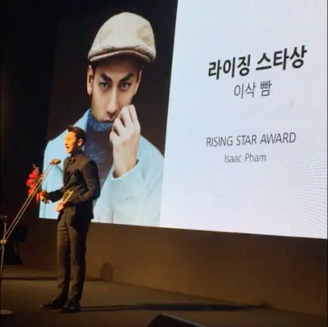 Nam ca sĩ Isaac nhận giải thưởng tại LHP Busan ảnh 4