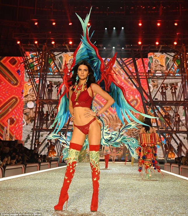 Dàn thiên thần nội y Victoria’s Secret 2016 lộng lẫy, nóng bỏng ảnh 7