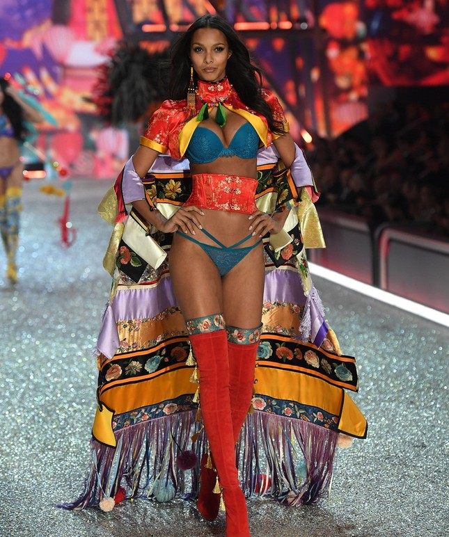 Dàn thiên thần nội y Victoria’s Secret 2016 lộng lẫy, nóng bỏng ảnh 33
