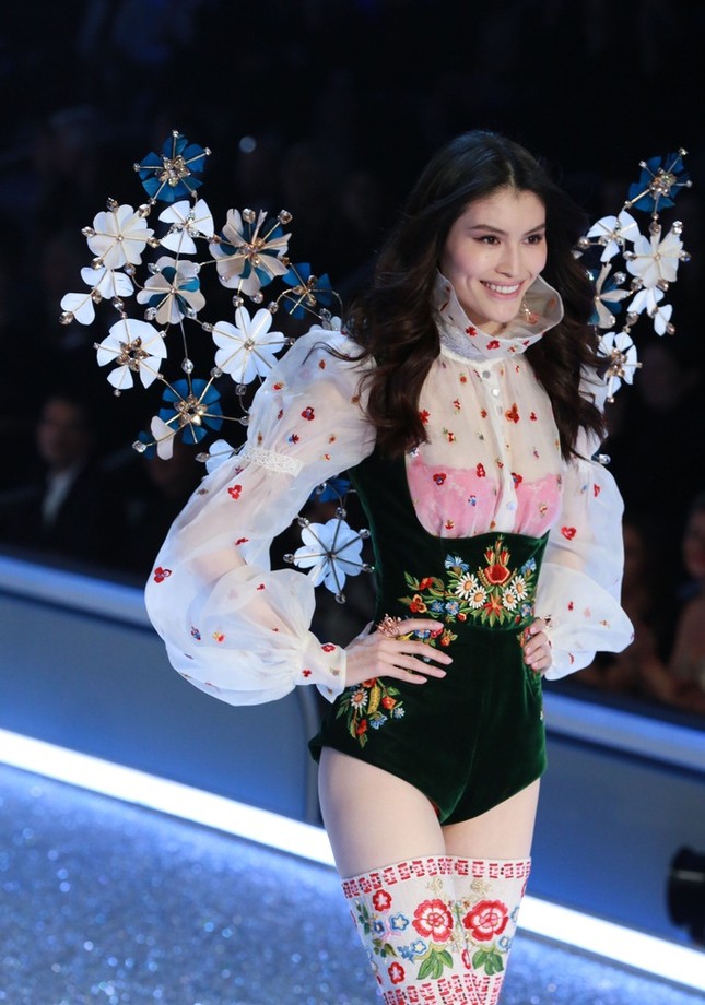 Dàn thiên thần nội y Victoria’s Secret 2016 lộng lẫy, nóng bỏng ảnh 23