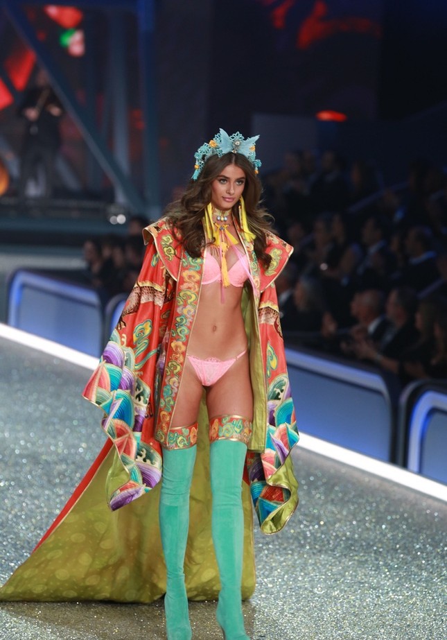 Dàn thiên thần nội y Victoria’s Secret 2016 lộng lẫy, nóng bỏng ảnh 26