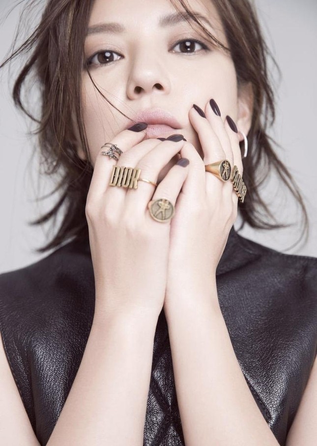 Triệu Vy đầy ấn tượng với phong cách tomboy ảnh 2