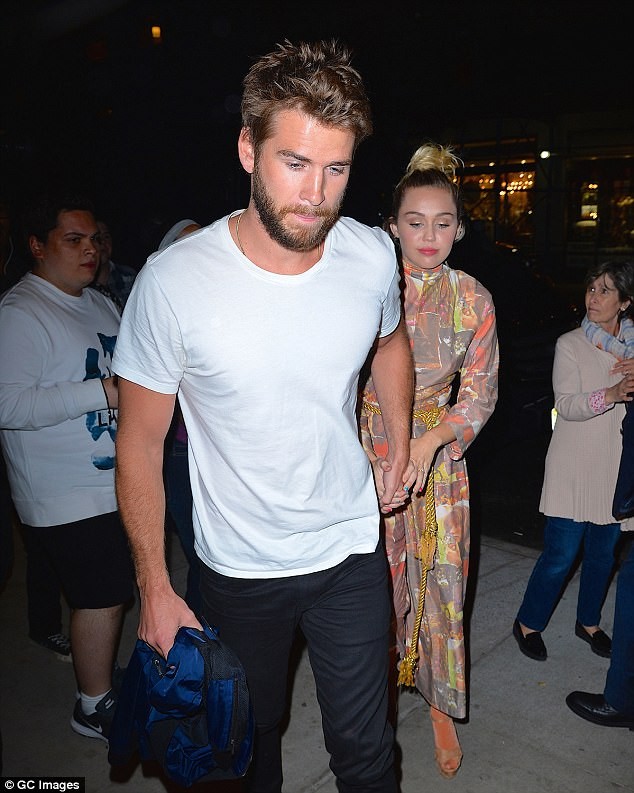 Miley Cyrus nữ tính đầy quyến rũ trên thảm hoa trái tim ảnh 12