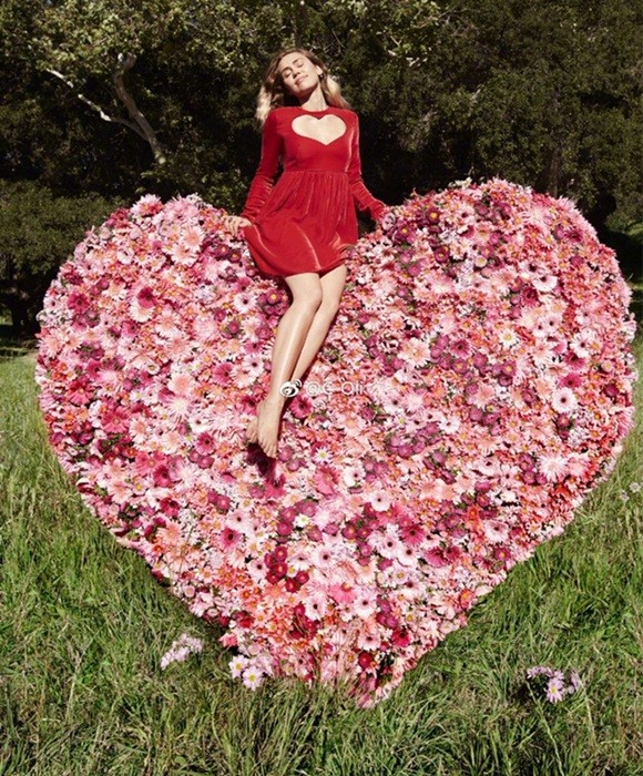 Miley Cyrus nữ tính đầy quyến rũ trên thảm hoa trái tim ảnh 3