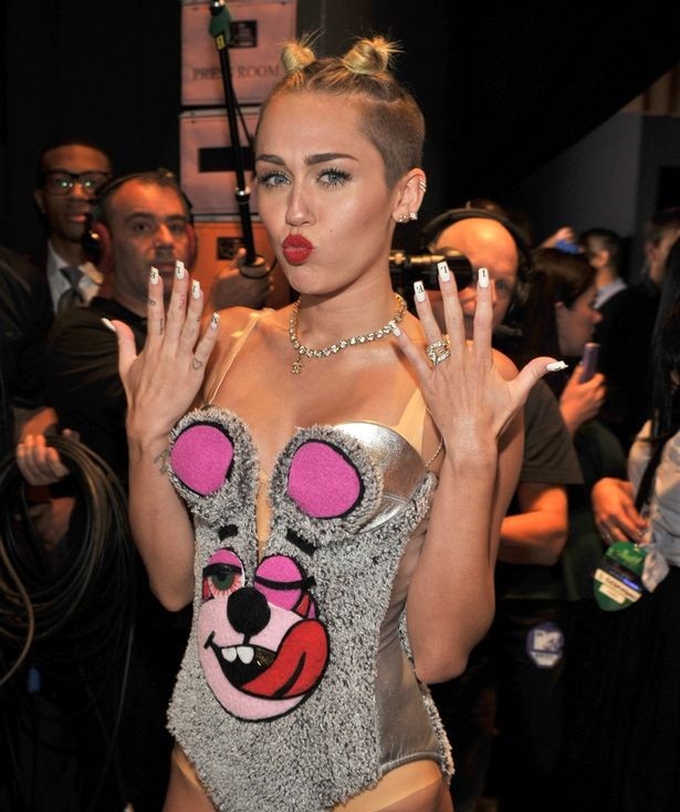 Miley Cyrus nữ tính đầy quyến rũ trên thảm hoa trái tim ảnh 9
