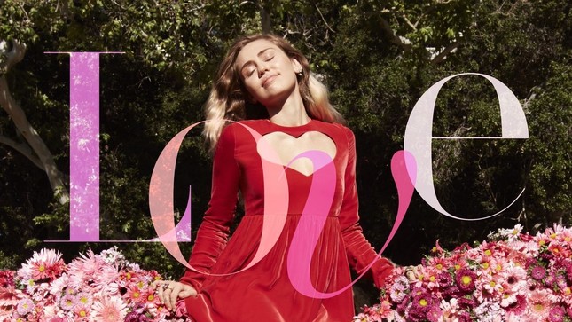Miley Cyrus nữ tính đầy quyến rũ trên thảm hoa trái tim ảnh 2