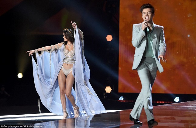 Dàn thiên thần nóng bỏng rực rỡ trong Victoria's Secret Show 2017 ảnh 28