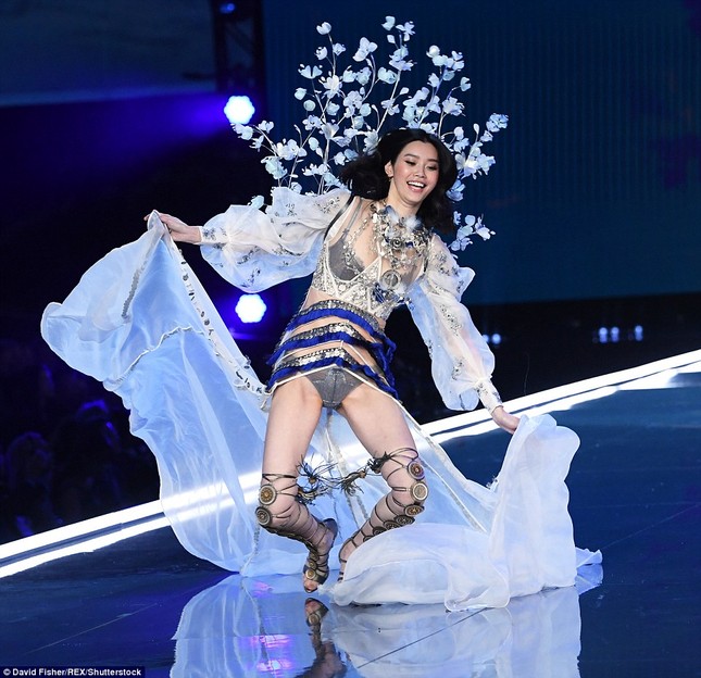 Dàn thiên thần nóng bỏng rực rỡ trong Victoria's Secret Show 2017 ảnh 23