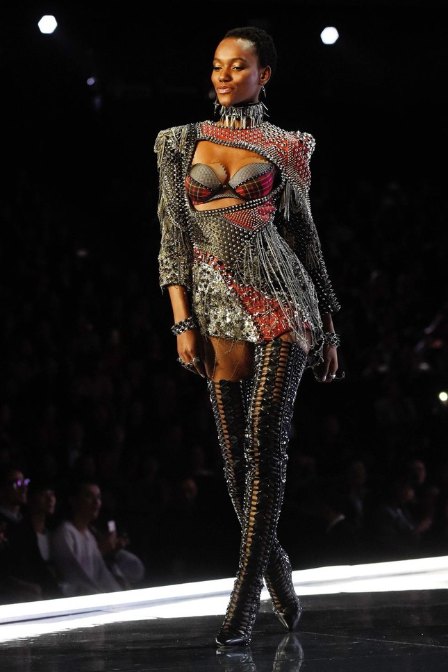 Chiêm ngưỡng nội y gợi cảm Balmain thiết kế cho Victoria's Secret ảnh 17