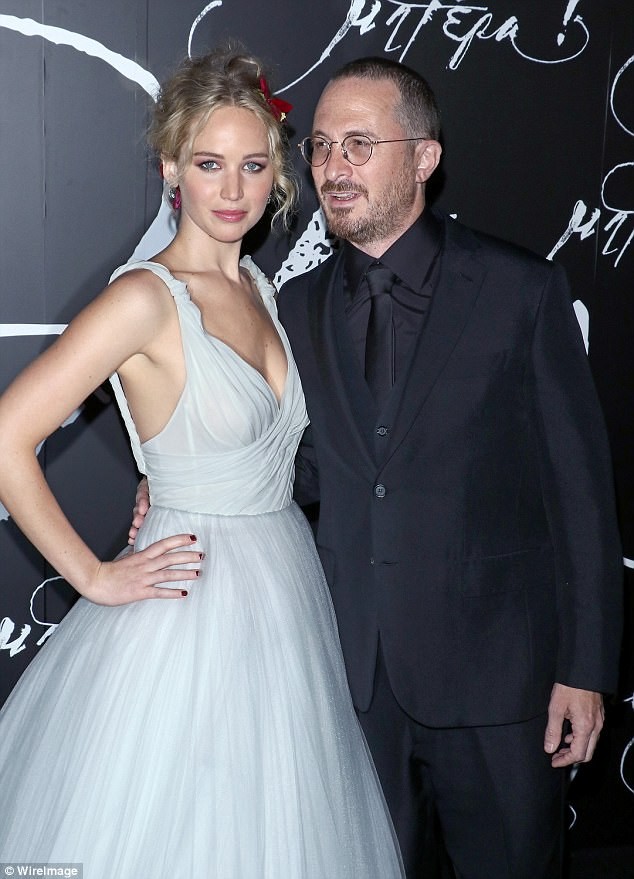 Brad Pitt vướng tin đồn hẹn hò mỹ nhân lộ ảnh nóng Jennifer Lawrence ảnh 5